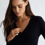 Maglia Liu Jo in misto viscosa, interventi in lurex, scollo a V, polsi con spacchetto e bottoni decorativi,