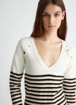 Maglia Liu Jo in misto viscosa, scollo a V, bottoni decorativi, logo in metallo sul retro.