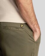 Pantalone Lyle & Scott modello chino in cotone con cerniera e bottone - immagine 3