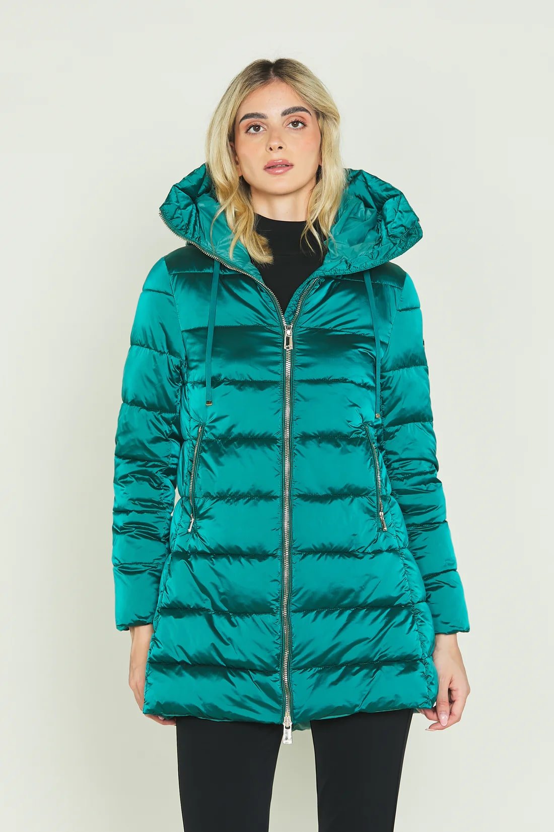 Piumino donna Relish con cappuccio più coulisse e zip (Nuova Collezione AI23) Piumino donna Relish con cappuccio più coulisse e zip (Nuova Collezione AI23) - immagine 1