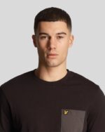 T-shirt Lyle & Scott girocollo in morbido cotone con  taschino anteriore tinta a contrasto nero - immagine 3